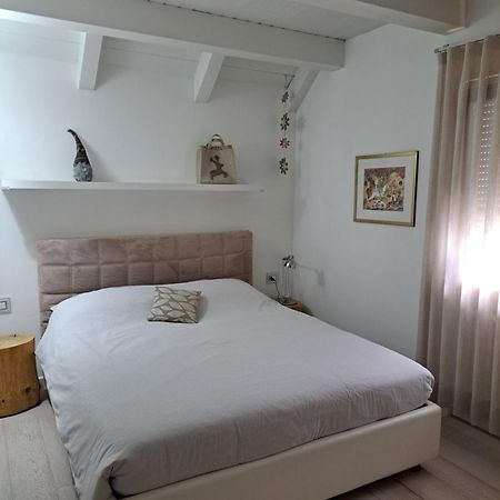 Home White Laives Ngoại thất bức ảnh