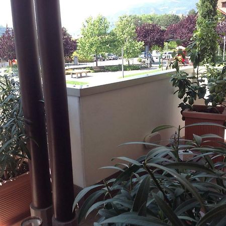 Home White Laives Ngoại thất bức ảnh
