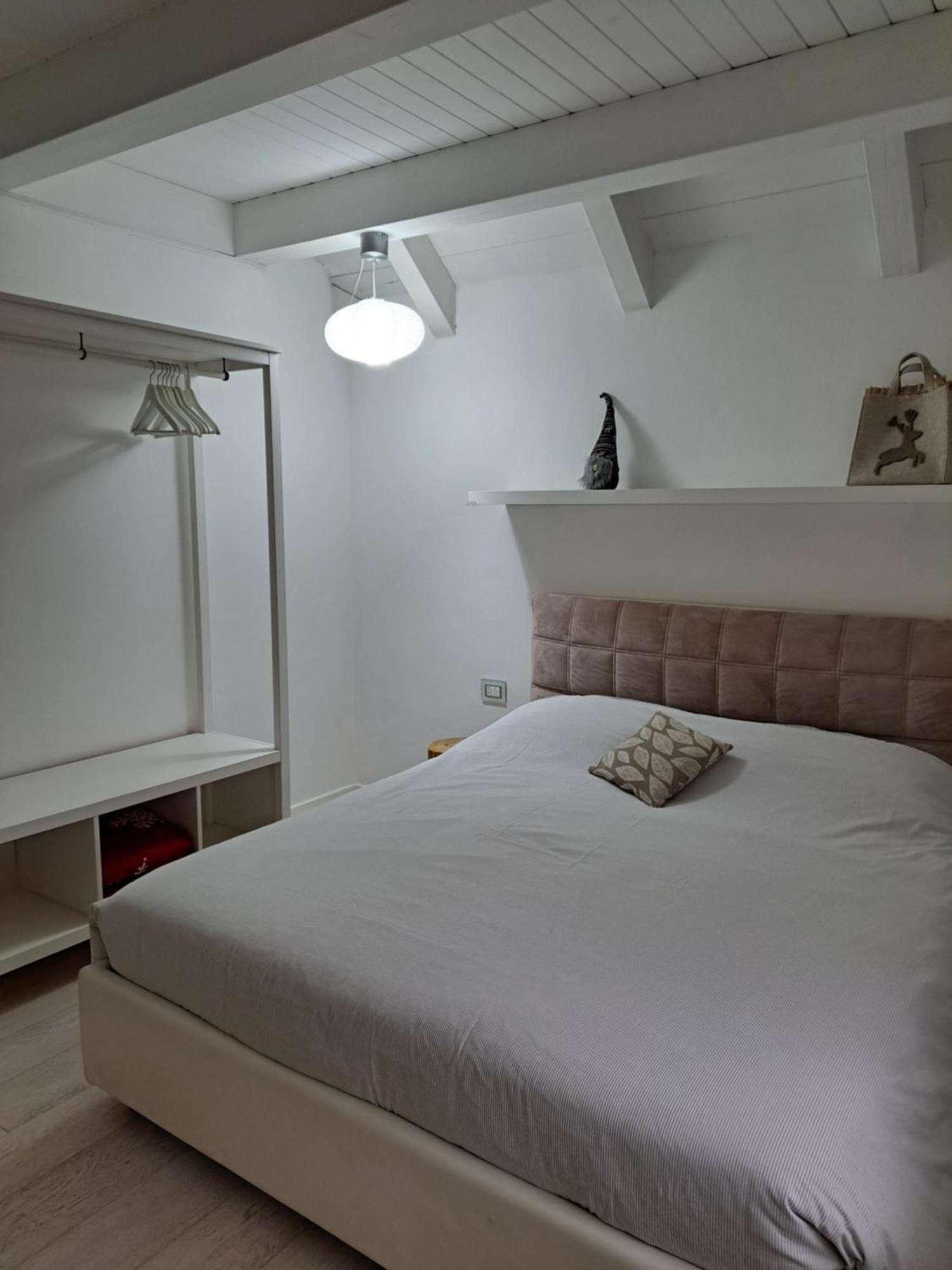 Home White Laives Ngoại thất bức ảnh