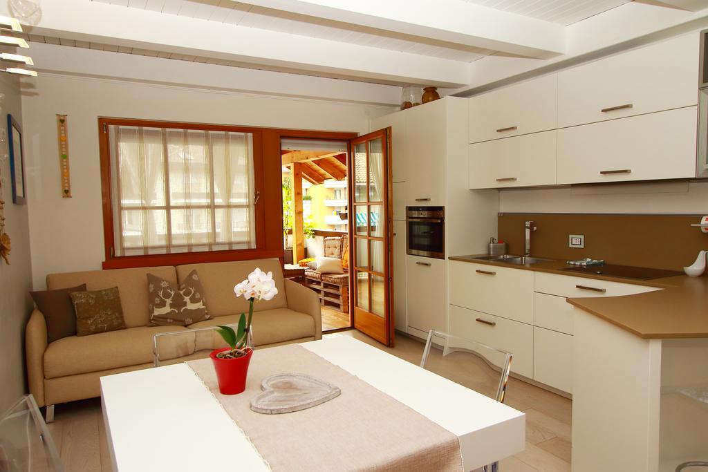 Home White Laives Ngoại thất bức ảnh