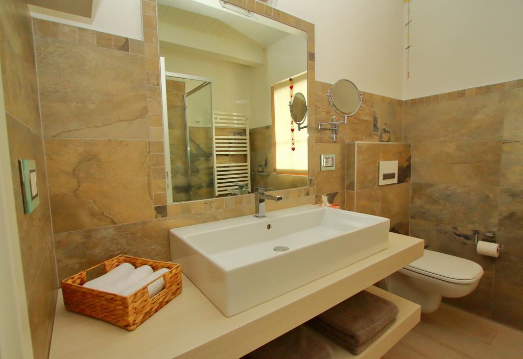 Home White Laives Ngoại thất bức ảnh