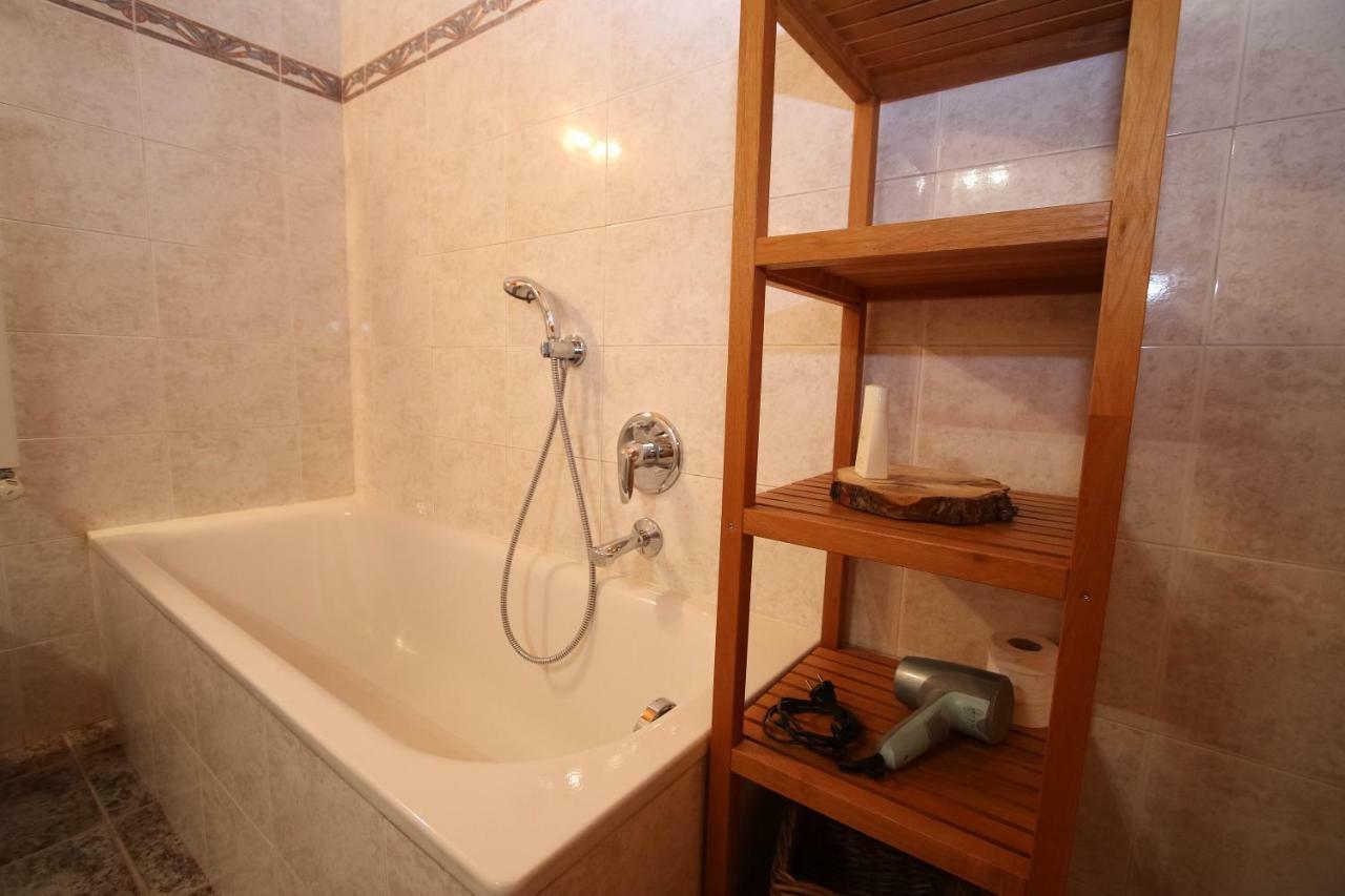 Home White Laives Ngoại thất bức ảnh