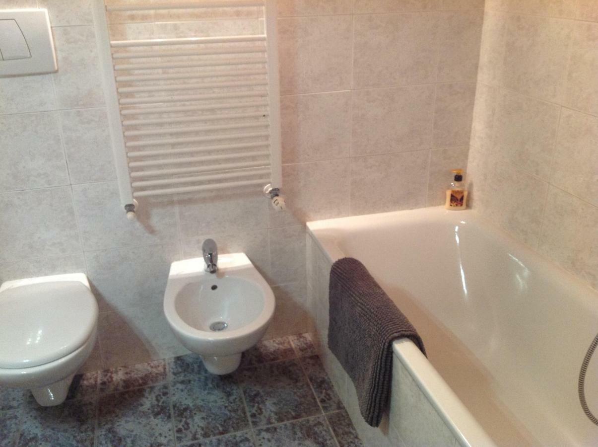Home White Laives Ngoại thất bức ảnh